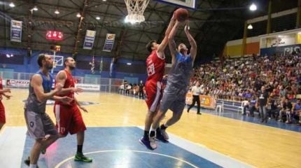 Mesmo após um primeiro tempo ruim, RC reagiu no final do último quarto, mas pecou em jogadas cruciais de finalização