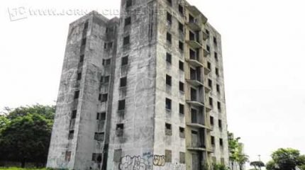VIZINHO INCÔMODO: prédios continuam abandonados