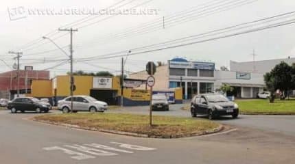 VAMOS RESPEITAR? O trânsito é feito por todos. Daí a necessidade de respeitar as leis