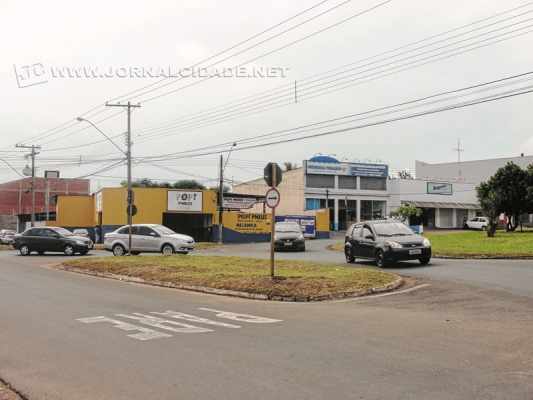 VAMOS RESPEITAR? O trânsito é feito por todos. Daí a necessidade de respeitar as leis