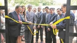 Autoridades cortam fita na entrada do novo prédio da Vara do Trabalho na Cidade Judiciária
