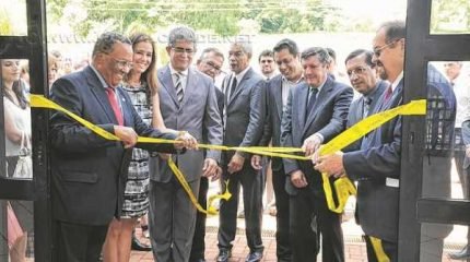 Autoridades cortam fita na entrada do novo prédio da Vara do Trabalho na Cidade Judiciária