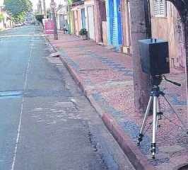 RADAR OCULTO? - leitor do JC fotografou a instalação de um radar ‘atrás de uma árvore’ na Rua 6-A e não gostou do que viu