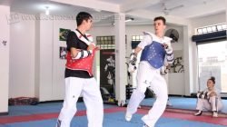 Nicholas Pigozzi (à direita), durante treino da equipe