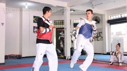 Nicholas Pigozzi (à direita), durante treino da equipe