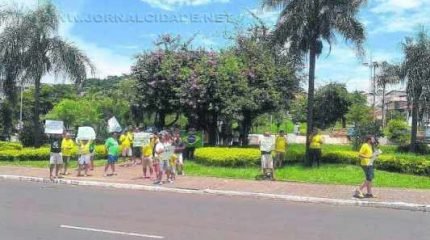 Manifestantes presentes na Praça Dalva (Foto: Reprodução)