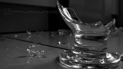 PERIGO: tenha muito cuidado ao descartar cacos de vidro ou copos quebrados no lixo doméstico. Seu descuido pode provocar graves acidentes aos coletores. Por isso, faça a sua parte!