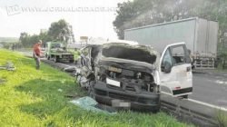 BATIDA VIOLENTA: colisão traseira na Fausto Santomauro deixou duas pessoas feridas. Ambulância ficou totalmente destruída e o trânsito acabou prejudicado por ao menos uma hora