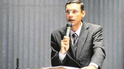 O vereador e segundo-secretário da Câmara Municipal, pastor Anderson Christofoletti, durante defesa do projeto