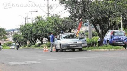 Empresa especializada em fibra ótica fazia reparos em cabos soltos nessa quinta (31). Motoristas precisaram ficar atentos