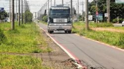 Com a interdição da Avenida Brasil, motoristas acabaram utilizando o canteiro e a ciclovia como forma de desvio. Rota alternativa gerou transtornos no trânsito