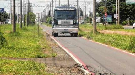 Com a interdição da Avenida Brasil, motoristas acabaram utilizando o canteiro e a ciclovia como forma de desvio. Rota alternativa gerou transtornos no trânsito