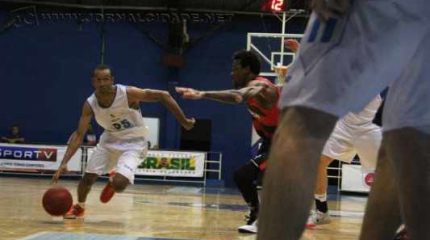 RC soube explorar o garrafão, tanto na defesa, mas principalmente no ataque, para vencer