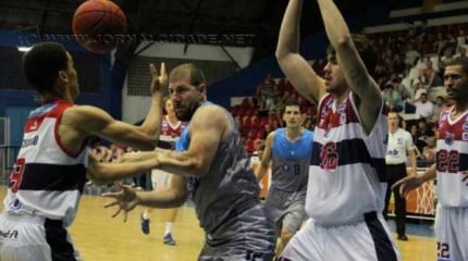 Soberano desde o começo do jogo, RC Basquete dominou e venceu Franca com facilidade