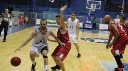 Jogo foi equilibrado até os cinco minutos finais, quando RC 'amoleceu' a marcação