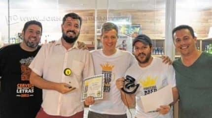 Camilo Cazonatto recebendo a premiação das mãos dos organizadores do concurso