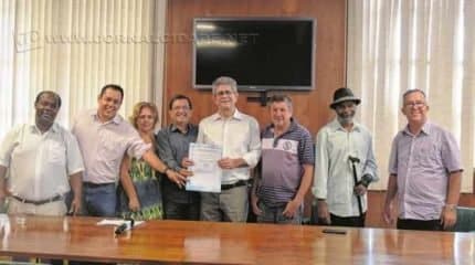 Vereadores participaram da solenidade de entrega