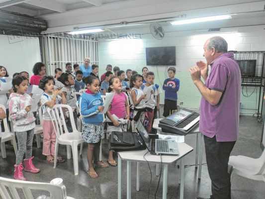 Alunos do coral infantil da Escola Caic realizam apresentação nesta quinta-feira (3)