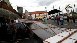 Carros foram atingidos pela faixada do supermercado