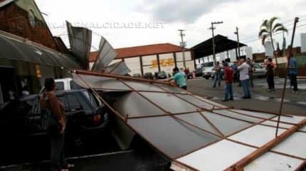 Carros foram atingidos pela faixada do supermercado