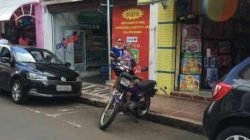 Moto estacionada em lugar proibido em trecho da Rua 3, no Centro