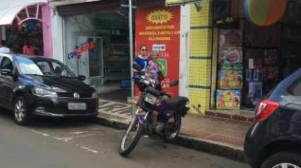 Moto estacionada em lugar proibido em trecho da Rua 3, no Centro