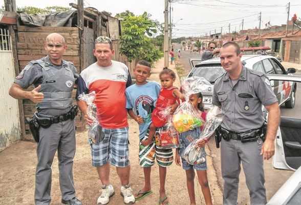 Policiais militares de Rio Claro distribuem brinquedos nos bairros Terra Nova e Boa Vista