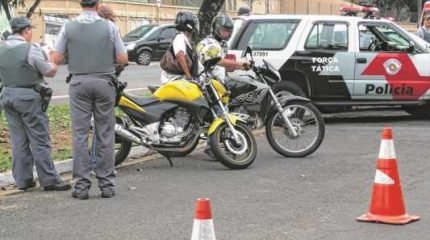 A PM estará autuando com rigidez os motoristas que estiverem dirigindo sob o efeito do álcool (Foto: Divulgação PM)