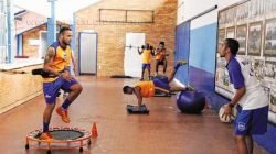 Atletas em treino físico no Schmidtão