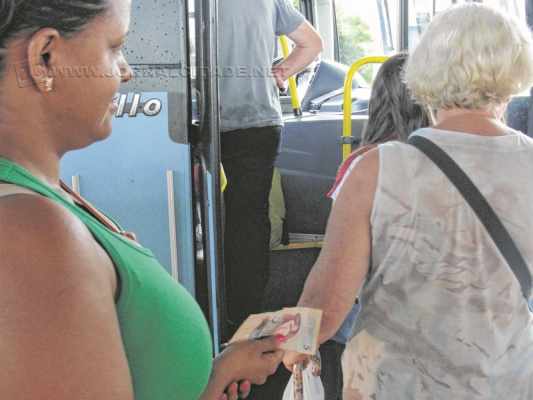 Usuário do transporte coletivo aguarda para entrar em ônibus da Rápido SP no terminal urbano de Rio Claro