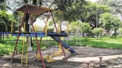 O corte da grama é feito pela prefeitura, mas os brinquedos e lixeiras foram colocados pelos moradores