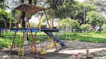 O corte da grama é feito pela prefeitura, mas os brinquedos e lixeiras foram colocados pelos moradores