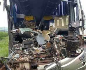 Veículo ficou destruído na dianteira