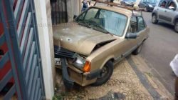 Carro perde o controle e invade uma casa no centro (Foto: Gabriel Gouvêa de Melo do grupo Rio Claro - SP do Facebook)