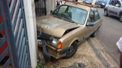 Carro perde o controle e invade uma casa no centro (Foto: Gabriel Gouvêa de Melo do grupo Rio Claro - SP do Facebook)
