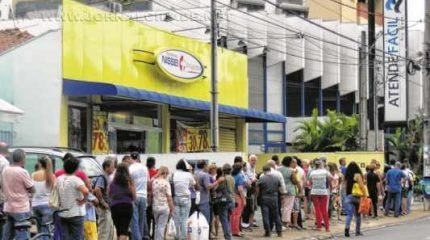 Fila de contribuintes formada na porta do Atende Fácil nessa segunda-feira (30)