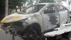 O carro utilizado no crime foi encontrado carbonizado na Estrada de Jacutinga