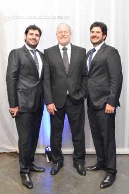 Os médicos Rafael, Lineu e Fábio Biazotti, da Clínica Biazotti, marcaram presença no lançamento da nova JC Magazine