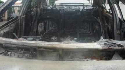 O veículo utilizado no crime foi encontrado totalmente incendiado na Estrada de Jacutinga