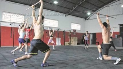 Antes de cada exercício, os alunos recebem orientações de professores credenciados a ministrar as aulas