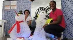 CRIATIVIDADE NATALINA: mulheres usaram a imaginação para construir e montar esse ‘boneco de neve’ com copinhos descartáveis para água. Todo mundo adorou o resultado