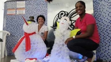 CRIATIVIDADE NATALINA: mulheres usaram a imaginação para construir e montar esse ‘boneco de neve’ com copinhos descartáveis para água. Todo mundo adorou o resultado