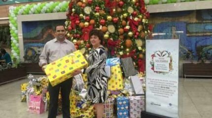 Reinaldo Lopes Moreira, Gerente Geral do Shopping Rio Claro, entrega os presentes para Creusa Aparecida Oliveira da Silva, representante do Fundo Social de Solidariedade de Rio Claro