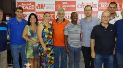 Junto à equipe, Luis Augusto de Magalhães, diretor executivo do Grupo JC; Maria Angela Tavares de Lima, gerente-geral; e Patrícia Pedro, gerente da rádio