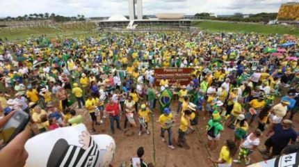 Manifestantes pedem impeachment da presidenta Dilma. Esplanada dos ministérios (Foto Lula Marques/Agência PT)