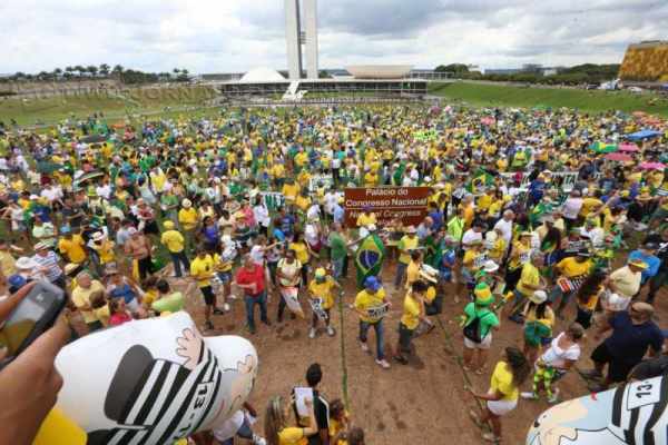 Manifestantes pedem impeachment da presidenta Dilma. Esplanada dos ministérios (Foto Lula Marques/Agência PT)