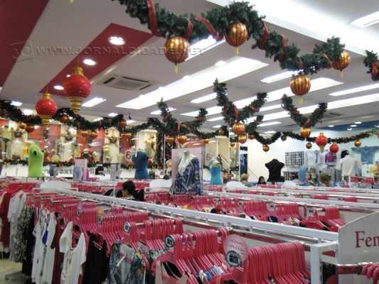Lojas ousam nos enfeites de Natal para atrair os consumidores para as compras de fim de ano