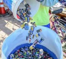 As pilhas e baterias de uso doméstico apresentam um grande perigo quando descartadas incorretamente