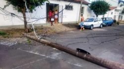 Poste com fiação elétrica caiu após caminhão passar pelo local. (Foto: Fábio Rodrigues)