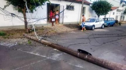 Poste com fiação elétrica caiu após caminhão passar pelo local. (Foto: Fábio Rodrigues)